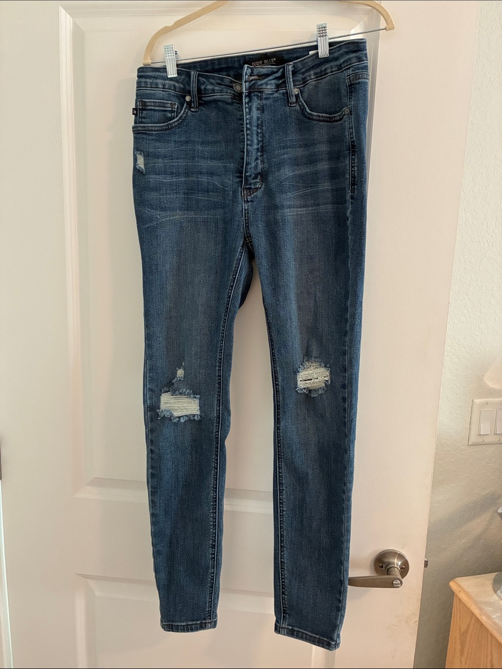 Dark Blue Distressed Women’s Skinny Jeans Judy Blue size 13/31